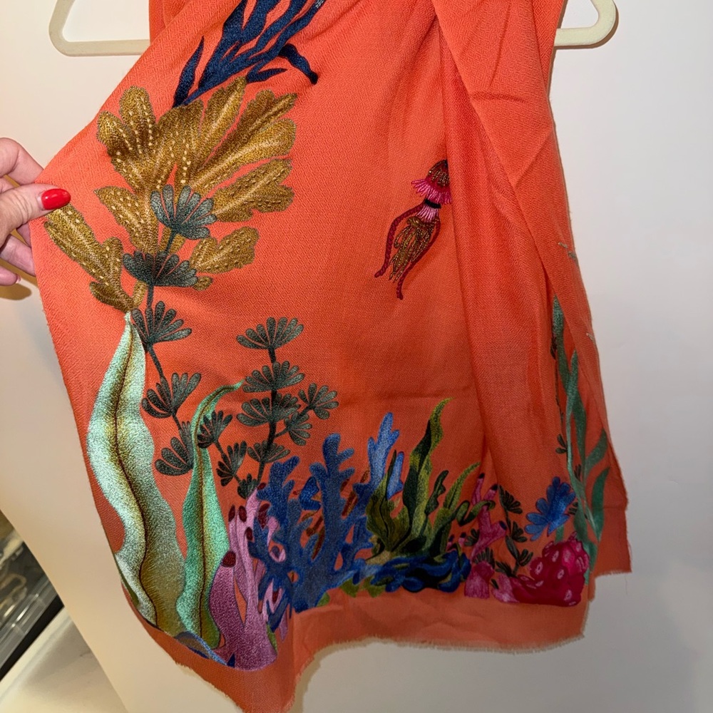 JANAVI CORAL COUTURE STOLE IN CORAL MULTI - Picture 4 of 12